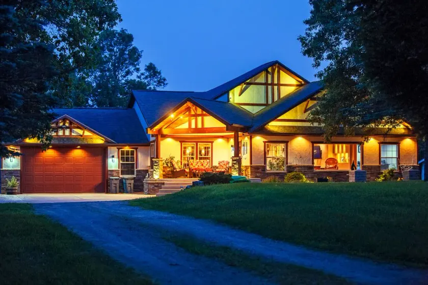 5-Acre Luxury Chalet Near Wisconsin Dells Indoor/Outdoor Spa Suite Putting Green - Image 1