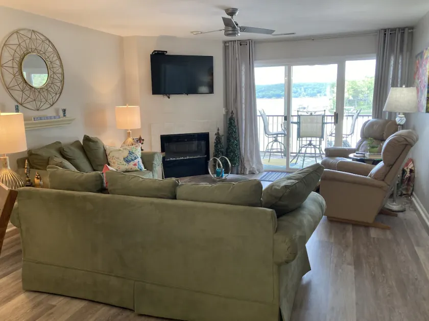 Relax on your screened in balcony overlooking the Lake. Two Golf Courses nearby. - Image 1