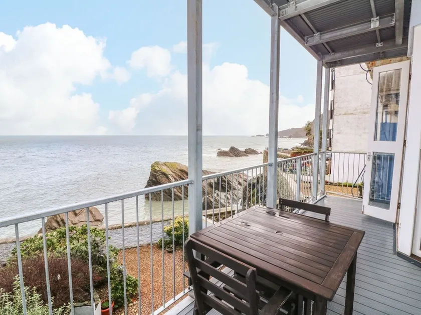 Val's Seaview - Image 1