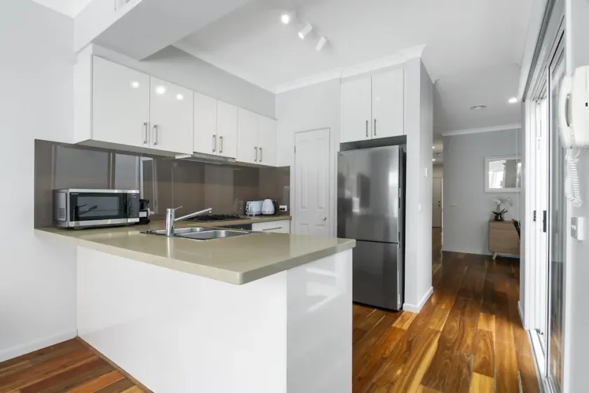 Elegant 3-bed Townhouse in Leafy Kensington - Image 1