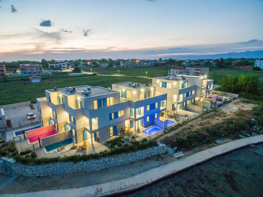 Villa de luxe avec piscine, située au premier rang de la mer - Image 1