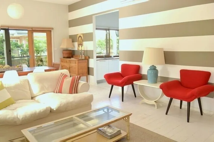 SALT COTTAGE - Pet Friendly, Stylish Holiday Home - prime beach location - Image 1