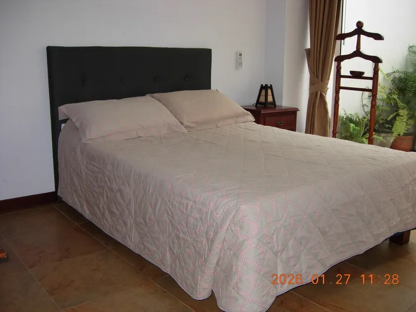 Apartamento con patio y aire acondicionado en el Barrio San Antonio - Image 1