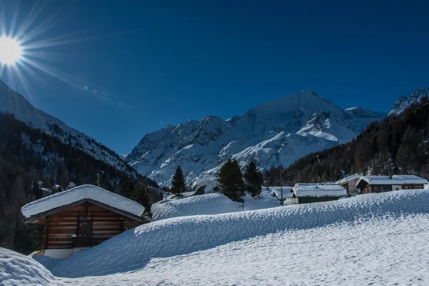 Warm and cozy chalet with fireplace, free Wi-Fi and elegant comfort. - Image 1