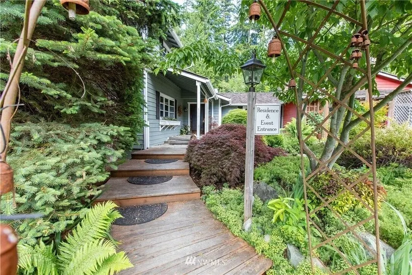 Expansive manor house for family gatherings, retreats, walkable to the village! - Image 1