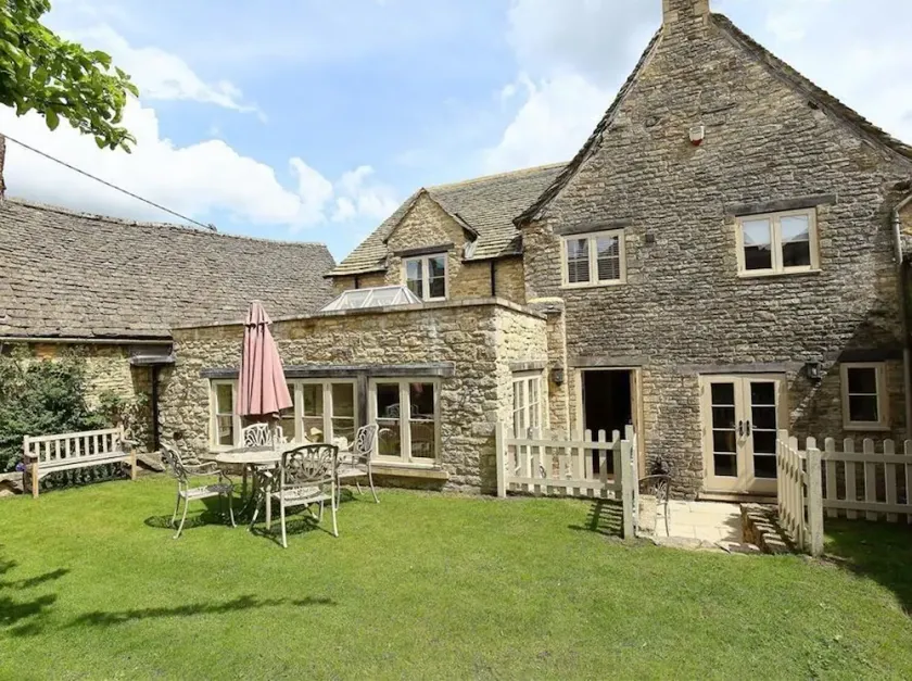 THE COACH HOUSE, pet friendly, luxury holiday cottage in Burford - Image 1