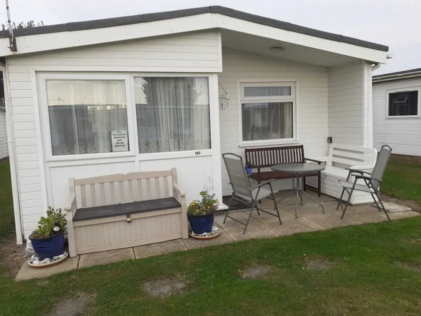 3 Bed Chalet - Sleeps 6 - Parking - Garden - Wifi - Image 1