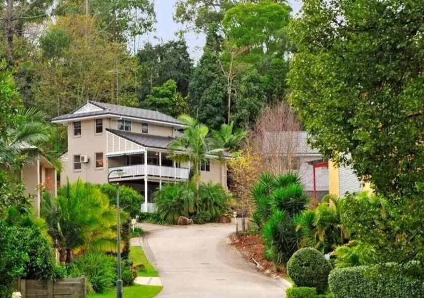 Executive spacious  big house near shops/buses/train - Image 1