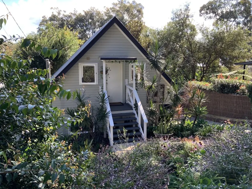 BIRDSONG <br>Stylish private couples loft with water glimpses through the treetops. - Image 1