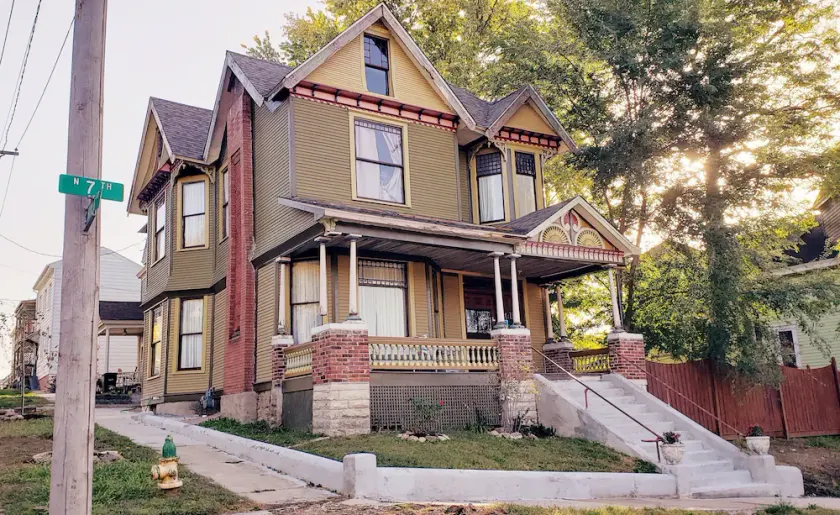 Gorgeous Victorian with Seasonal Pool , sleeps 8, pet friendly close to downtown - Image 1
