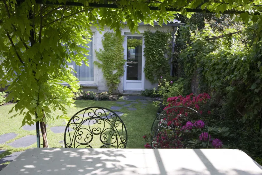 Uma encantadora casa de hóspedes em um jardim a 500m de Paris - Image 1
