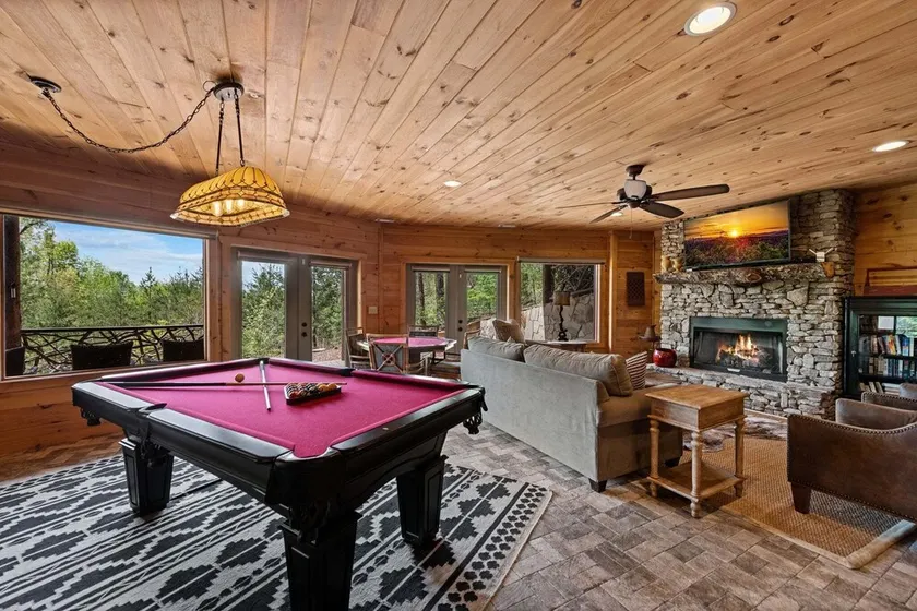 Uplifting- Incredible Views, Close to Town, Game Room Fun - Image 1