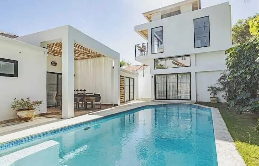 Beachside Villa with Private Pool - Image 1