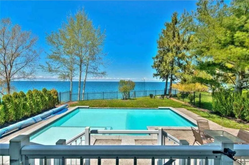 Stunning estate on Lake Ontario - Image 1