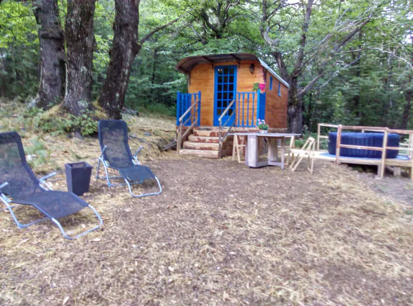Roulotte le Bleuet, in a natural setting close to hiking trails - Image 1