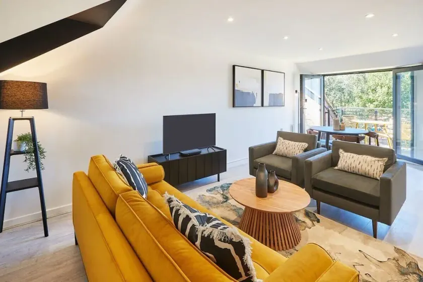 Host & Stay - St Johns Mews - Image 1