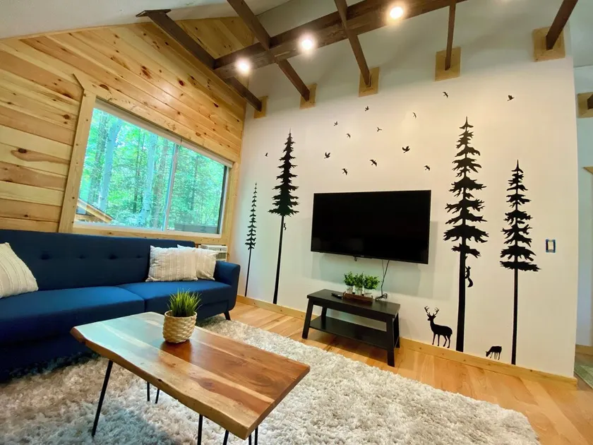 Hideout Home With 2 Minutes To Pool/ Beach and Ski Lift  - Image 1