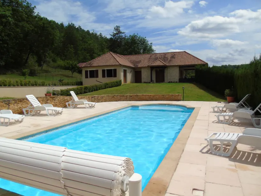 Country house with swimming pool close to tourist attractions - Image 1