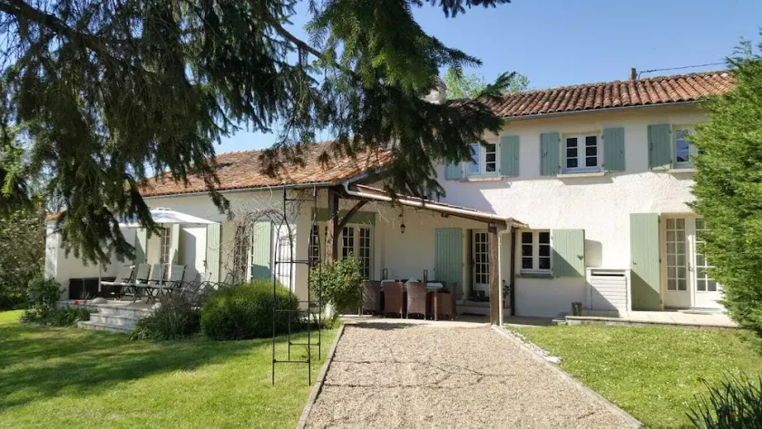 Character Bauernhaus mit herrlicher Aussicht und großem privatem Pool in der Nähe von Aubeterre - Image 1
