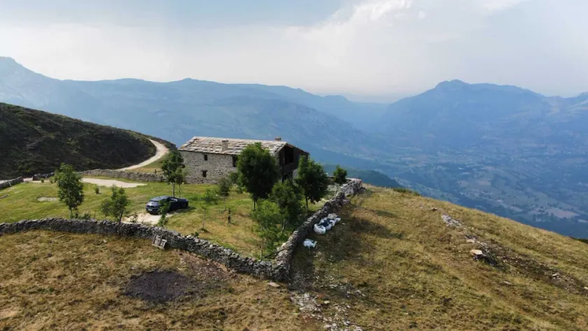 Ecological and self-sufficient cabin with unbeatable views. - Image 1