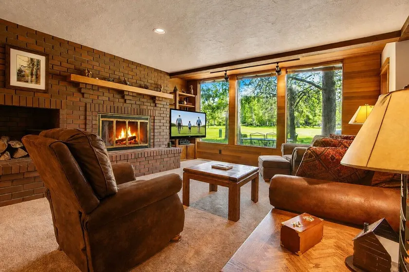 17 Redcedar-Sunriver, Oregon: Hot Tub, BBQ, WiFi, SHARC Aquatics, Tubing Hill, Mt. Bachelor, Golf Course View, Deschutes River, Tennis, Bike Paths - Image 1