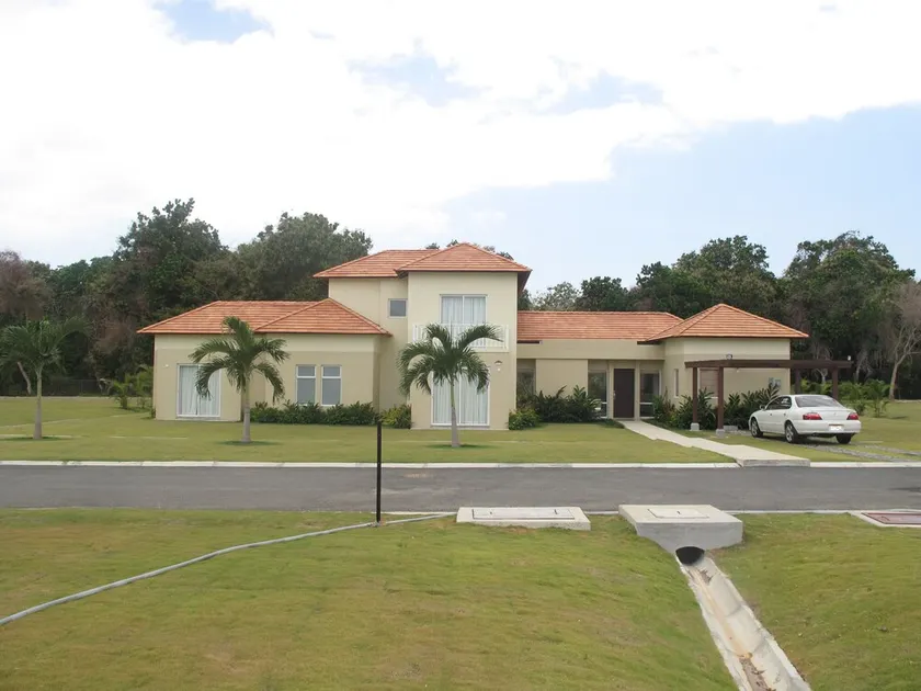 Beautiful 4 bedroom 3.5 bath Villa in Golf and Beachfront Community! - Image 1