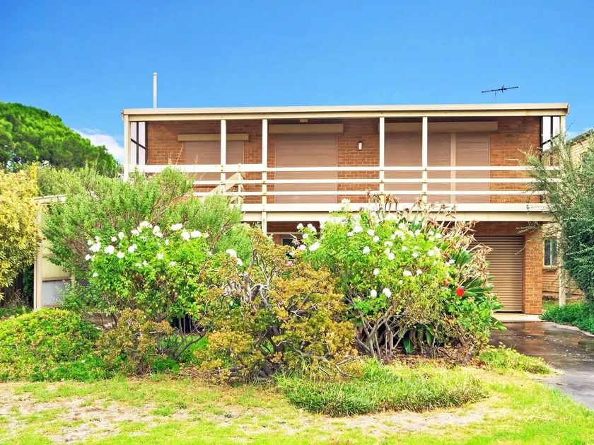 Seaborne Escape - 27 Guests | 2 Bedrooms | 4 Beds | 1 Bathroom - Master Bedroom: Queen bed, Bedroom 2: 1 Set of Bunk beds and 1 Trundle bed, Lounge: 1 Sofa bed - Image 1