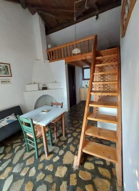 Beautiful house located on a hill in Samos Island, 400 m from an organized beach - Image 1