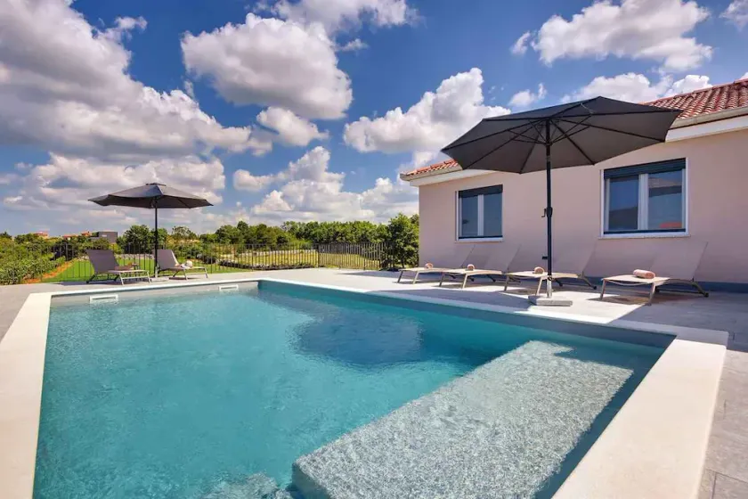 Villa with pool for 6 people - Image 1
