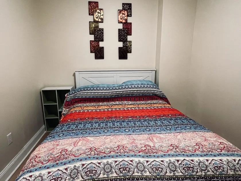 Private, safe, quiet, 2 bedrooms, spacious living room, kitchenette & study area - Image 1