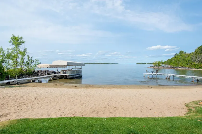 Lake Front Lodge, Leech Lake, with Multiple Cabins, Large Groups & Reunions - Image 1