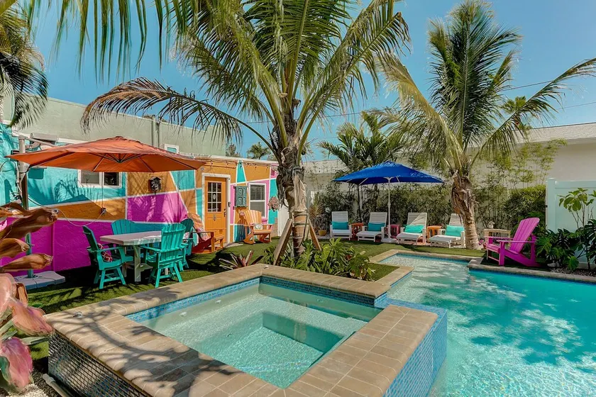 Naut 2 Shabby Cottage-Awesome Pool Area, Pine Ave location close to everything - Image 1