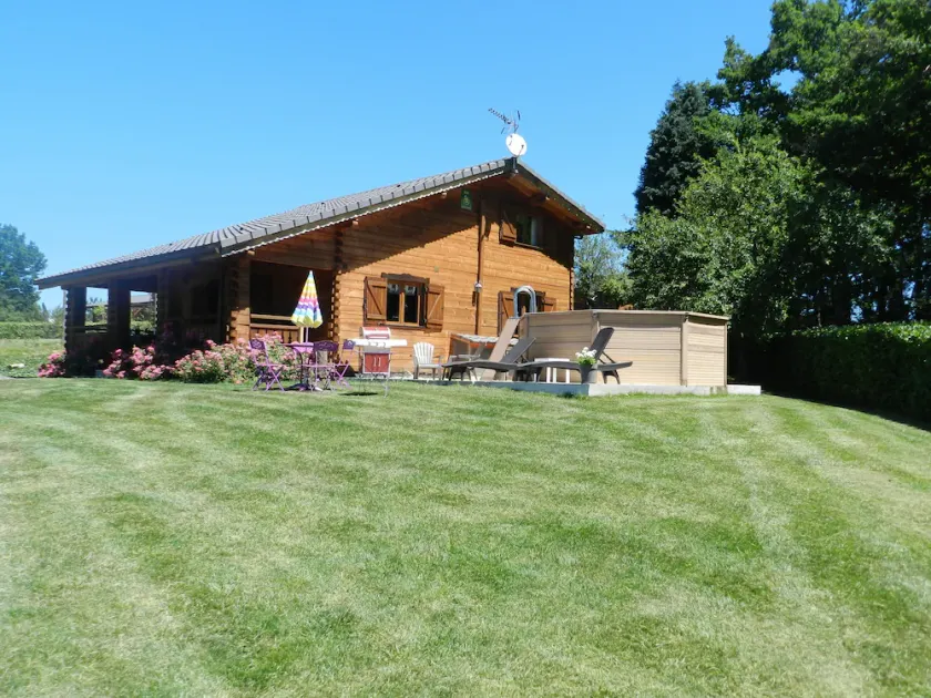 Chalet en bois moderne tout confort avec piscine chauffée jacuzzi spa et sauna - Image 1