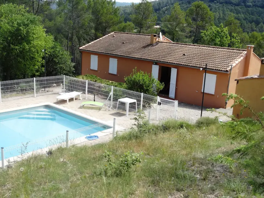 Fritliggende villa med fælles pool og sommer køkken. - Image 1