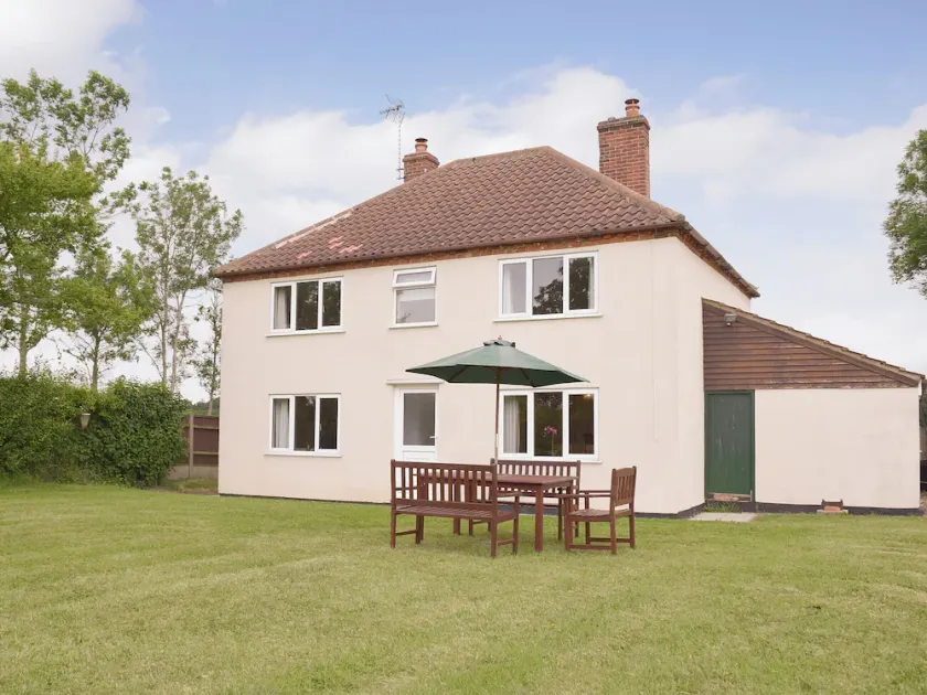 3 bedroom accommodation in Frostenden, near Beccles - Image 1