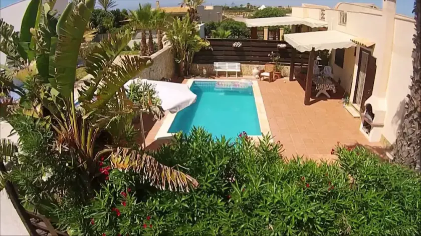 \"VILLA PINO\" NÅGON STEG FRÅN SANDY SEA - Image 1