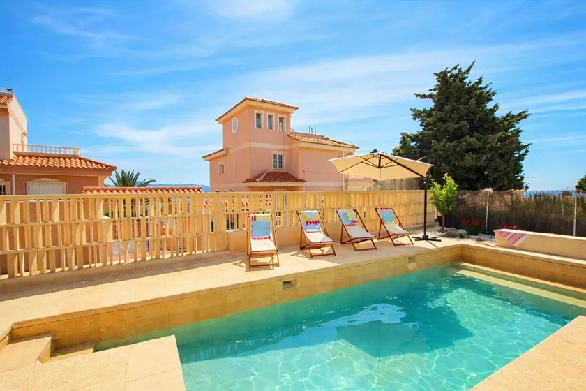 Chalet con piscina privada cerca del mar - Image 1