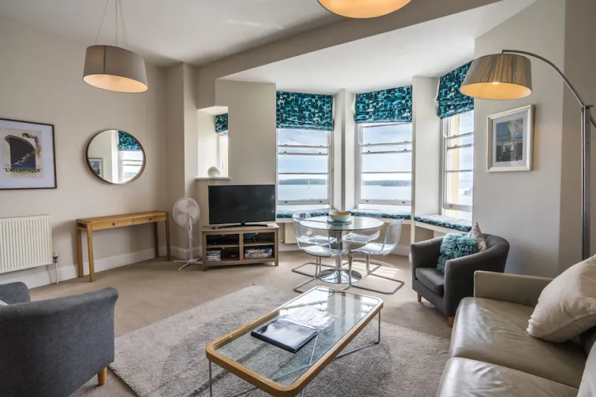 Smart one bed apartment with  sea views - Image 1