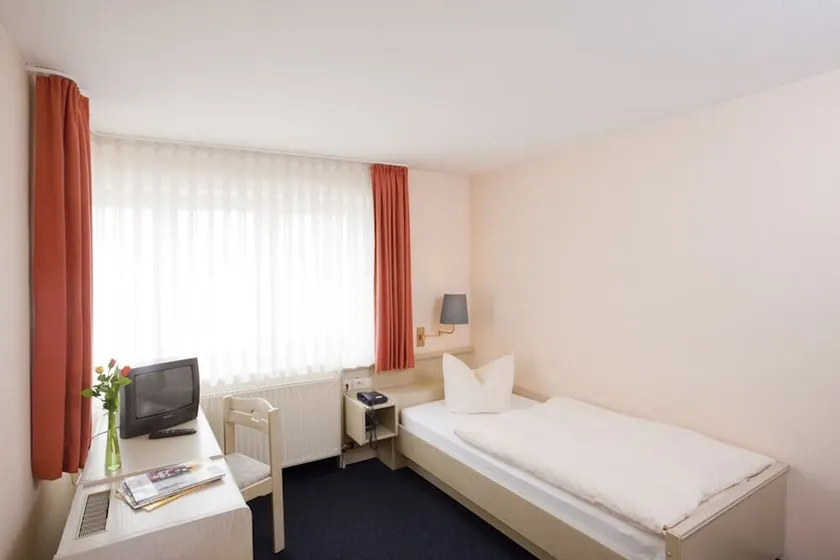 Single room with shower and WC - Image 1