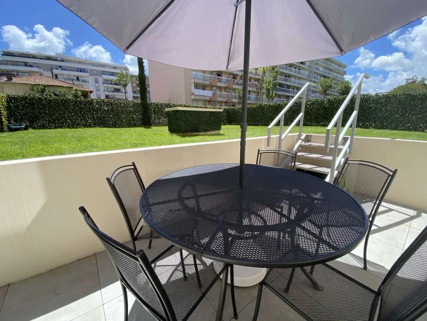 Fantastic Two-bedroom Apartment with garden near the beach - Image 1