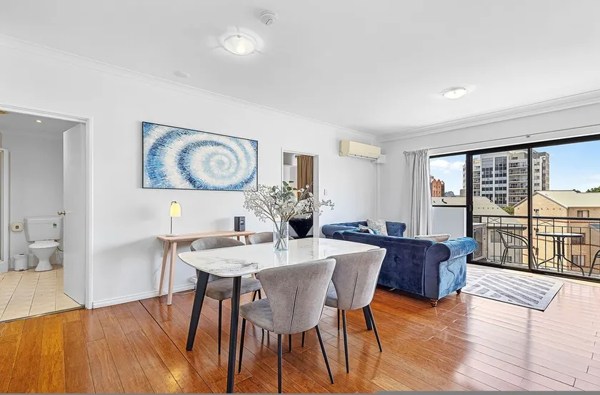 East Perth modern 2 Bedroom with Pool & parking - Image 1