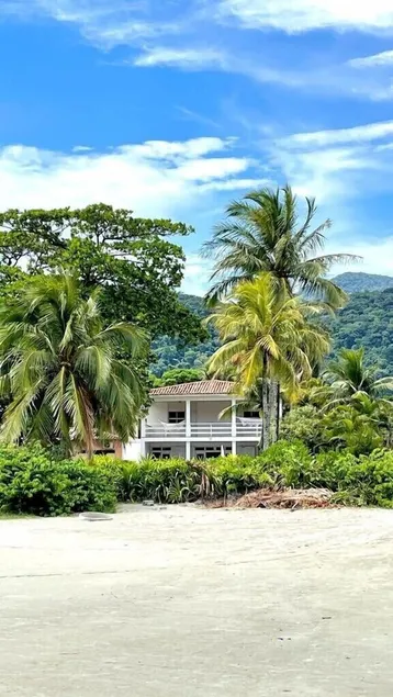 Luxurious beach house on the sand with 6 suites - Image 1