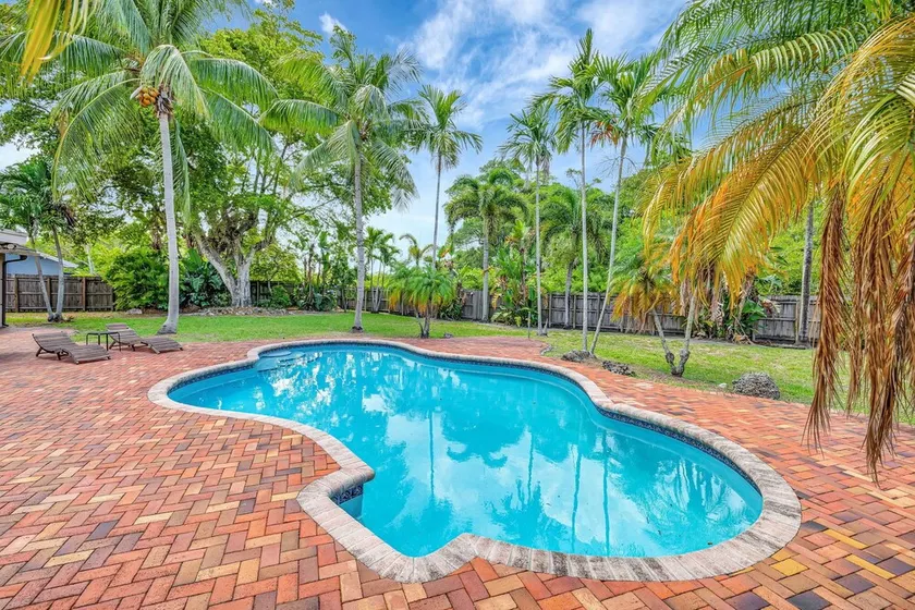 Tropical Pool Retreat Sleeps 10 Near Inter Miami Stadium & Beaches - Image 1