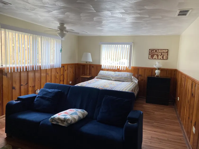 Unité \"The Beach Hive\" 1; 1 chambre au niveau inférieur sur le lac; Holly Hock Rentals - Image 1
