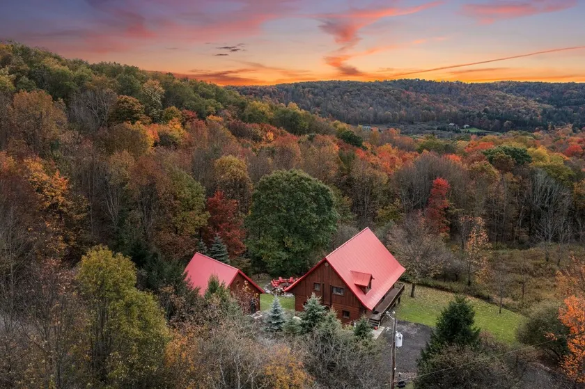 Beautiful Log Cabin! Hot-Tub, Bonfire & Private Yet 4 Mins to Downtown! - Image 1
