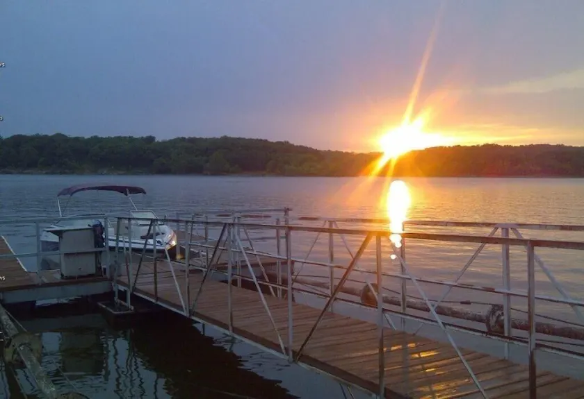 Awesome Lakefront Home mit Panoramablick und einem privaten Bootsanleger - Image 1