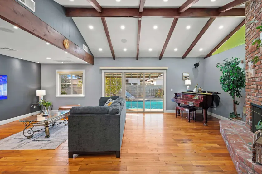 Luxury Estate with Sparkling Pool & Elegant Amenities - Image 1