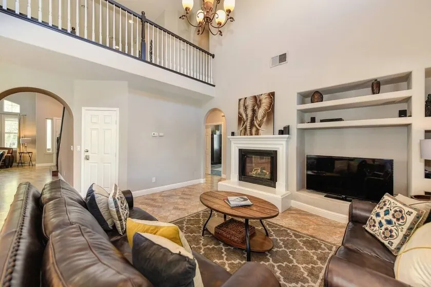WIND HOUSE Luxury Next to Downtown OldTown Airport SleepTrain Arena Pool Sauna - Image 1