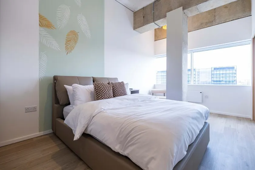 1BR Spacious Flat for Business and Holiday stays above MK Train Station, High Wi-Fi, Free Parking - Image 1