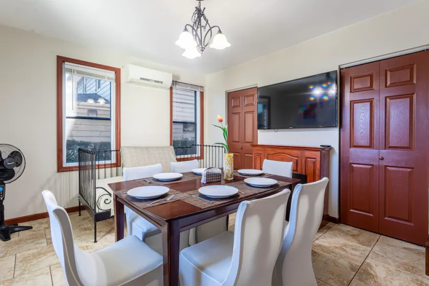 ⭐️Best XL House To Visit NYC-5BR+3Baths+Hot Tub+Parking 5 cars - Image 1